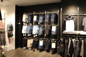Jeans afdeling med stor fleksibilitet med butiksinventar fra vægsystemet First