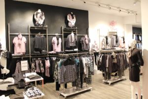 Butiksindretning - Horsens. Årets butik 2015 er indrettet med butiksinventar systemet "First" som giver stor fleksibilitet og det helt rene look som sætter tøjet i fokus