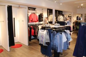 Årets butik 2015 har store rummelige prøverum og butiksinventar fra European Mannequins & Shop.