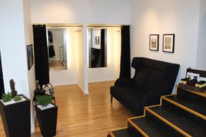 Herrebutik med store lækre prøverum og god siddeplads. Butiksinventar og mannequindukker