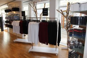 Herrebutik med et eksklusivt sortiment af gode brands som Hugo Boss, Ralph Lauren m.m. Butiksinventar og mannequiner