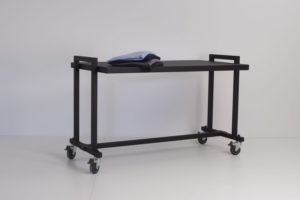 Bord til gaden i matsort overflade. Gadebordet har store 10 cm. hjul med bremser. Stort udvalg af gadeborde, gadestativer, vogne til mannequiner og gadekassetter