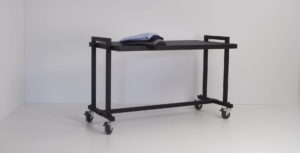 Gadebord med 1 bordplade, er en del af gadeinventar serien SOLID som også indeholder forskellige gadestativer. Butiksinventar m.m.