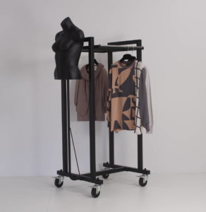 Gadeinventar. gadestativ med udstillings torso. Stort udvalg af gadestativer, gadeborde, mannequinvogne og gadekassette. Butiksinventar