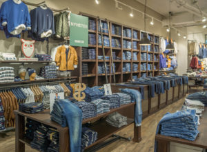 Konceptbutik med stor jeansreol. Butiksinventar og butiksindretning