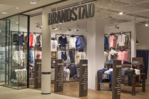 Indgangsparti i stor koncept butik med speciel udviklet butiksinventar