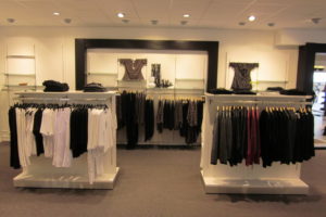 Stor damebutik, hvor der er valgt butiksinventar med store og synlige fokusområder.