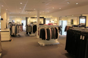 damebutik med butiksinventar leveret af European Mannequins & Shop