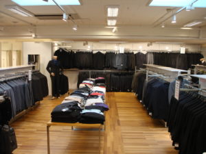 Herre butik med præsentation af jakkesæt og butiksinventar med stor fleksibilitet