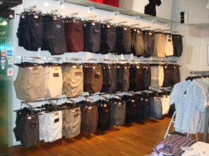 Herre butik med bukse præsentation på butiksinventaret.