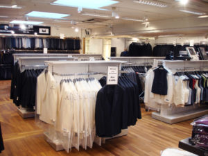 Herre butik med store stativer som kan rumme mange varer, butiksinventar og butiksindretning fra European Mannequins & Shop