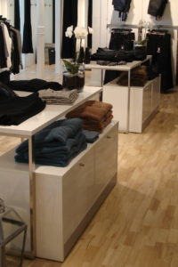 Effektive salgsborde med lagerplads. Optimer dit salgsområde ved at udstille på en torso på bordet