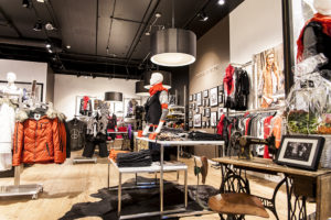 Konceptindrettet modebutik med butiksinventar og mannequiner