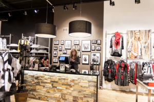 Det flotte butiksinventar system First er her anvendt på hver side af diskområdet. Butiksinventar og mannequindukker fra European Mannequins & Shop