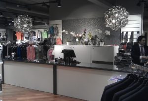 De hvide tilbehørs paneler anvendes både i salgsområdet og i butikken. Kan sammensættes i det uendelige. Butiksinventar