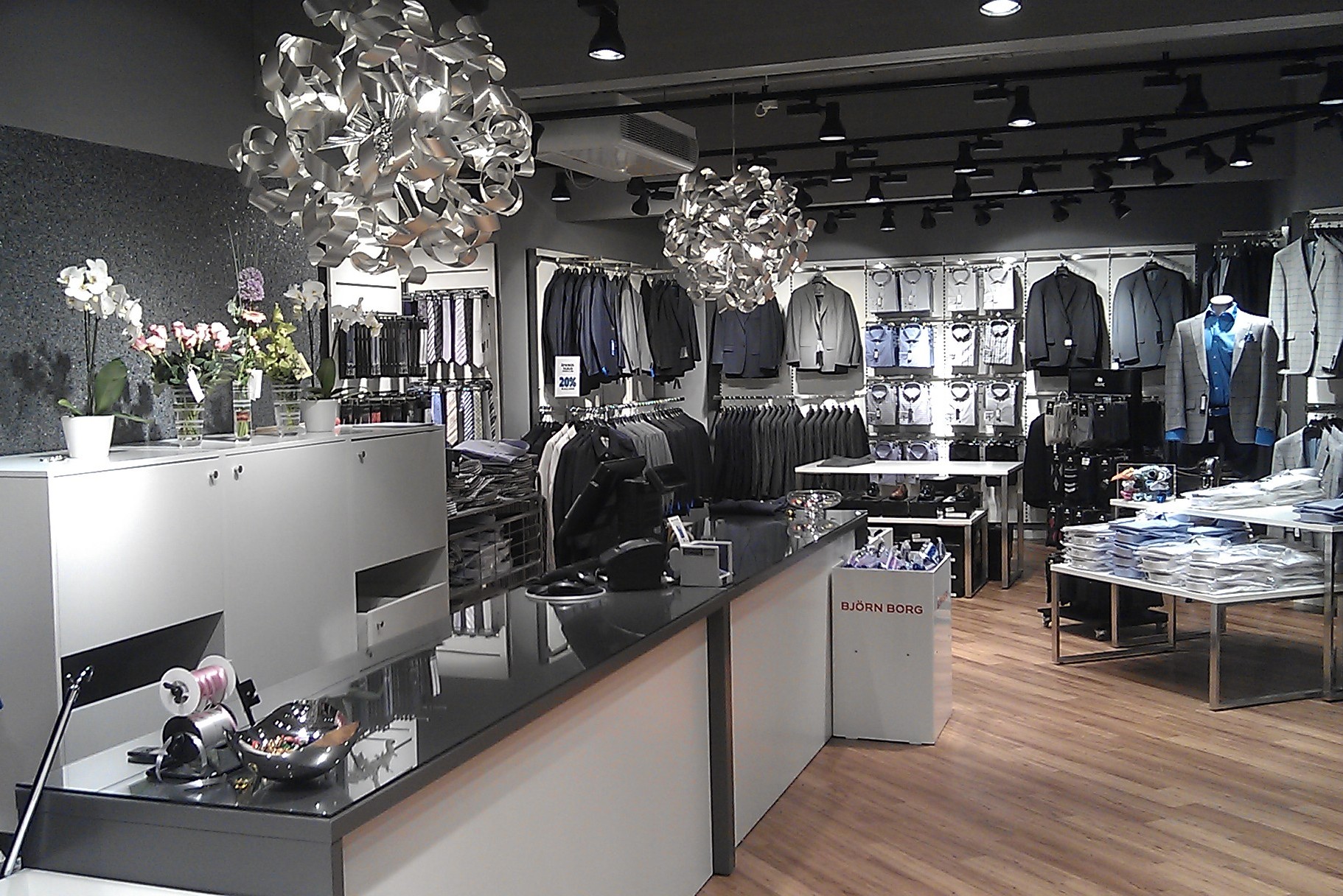 Butikkens indretnings koncept hvor hvide og grå nuancer går igennem. Butiksinventar