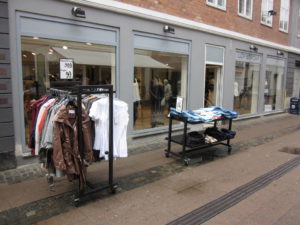 Et fokusområde kan også være salg af gadevarer på gadestativ og gadebord, se vores butiksinventar