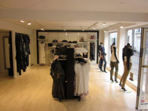 Vægområderne er fokusområde og er holdt i hvid højglans med sorte indramninger, butiksinventar.
