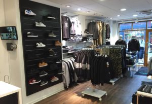 Butiksindretning som er specielt til sko og accessories. Panelpladerne kan leveres i alle farver. Butiksinventar