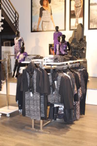 stativ til tøj kan leveres med hylder i alle farver, ophæng og fronthæng. Butiksinventar