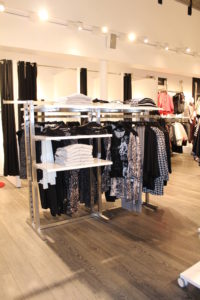 Lækkert tøjstativ med stor fleksibilitet som rummer mange varer.