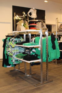 Tøj stativerne fra European Mannequins & shop er det muligt at få hylderne i alle tænkelige farver. Butiksinventar.