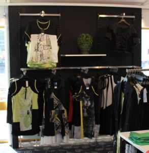 Butiksindretningen med de sorte søjler og det rustfrie tilbehør, skaber et eksklusivt miljø. Butiksinventar