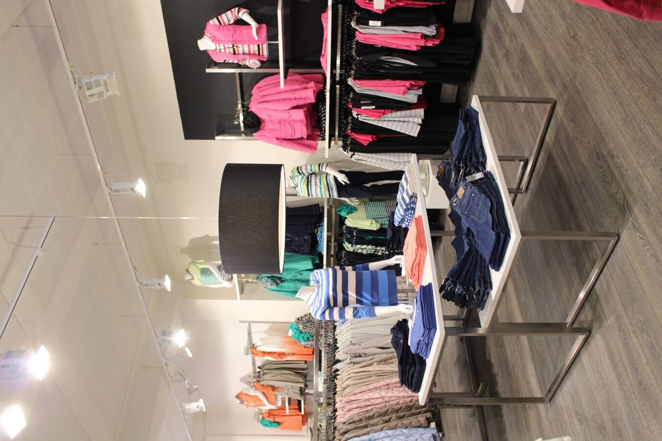 Salgsbord med torso præsentation af de viste varer