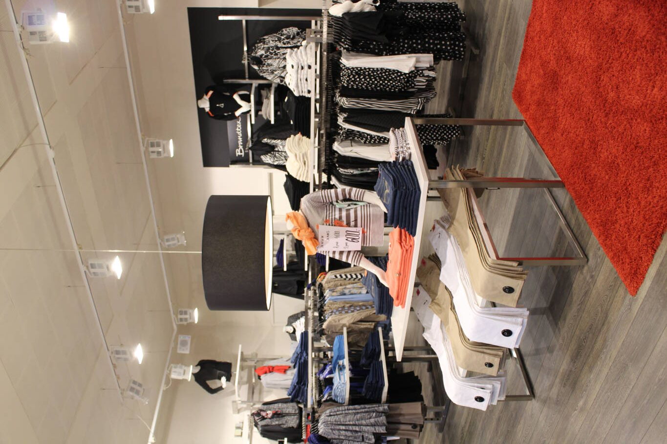 Effektivt salgs område, hvor salgsbordene rummer mange varer, og torsoen øger salget pga. den udstillendene effekt