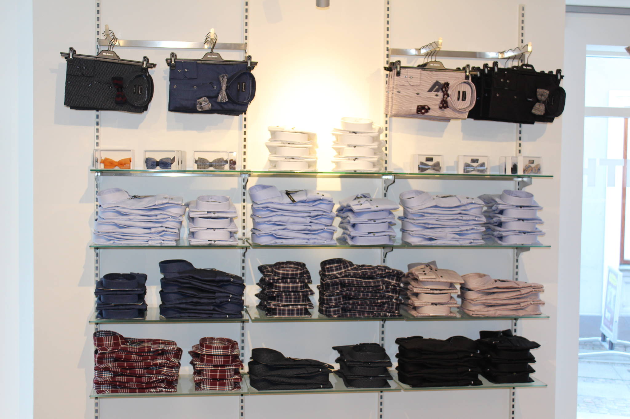 Skjorteafdelingen er indrettet med både hængende og liggende varer. Butiksinventar