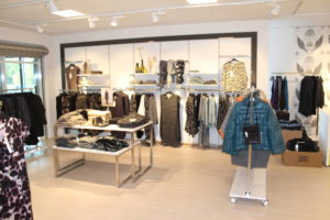 Flot og rummelig indrettet butik med god plads. Se flere billeder af butiksinventar og se de flotte højglans grønne inventar dele.