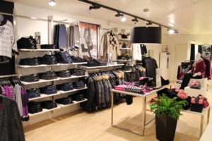 Jeans afdeling / bukse område med butiksinventar systemet FIRST