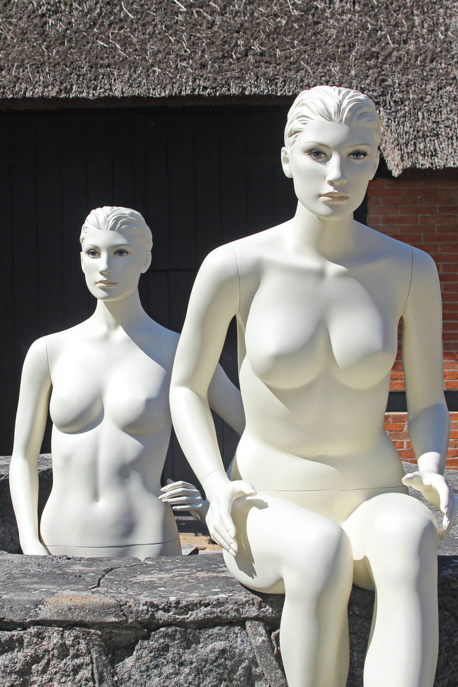 Damemannequinen fås i forskellige modeller i både stående og siddende positioner