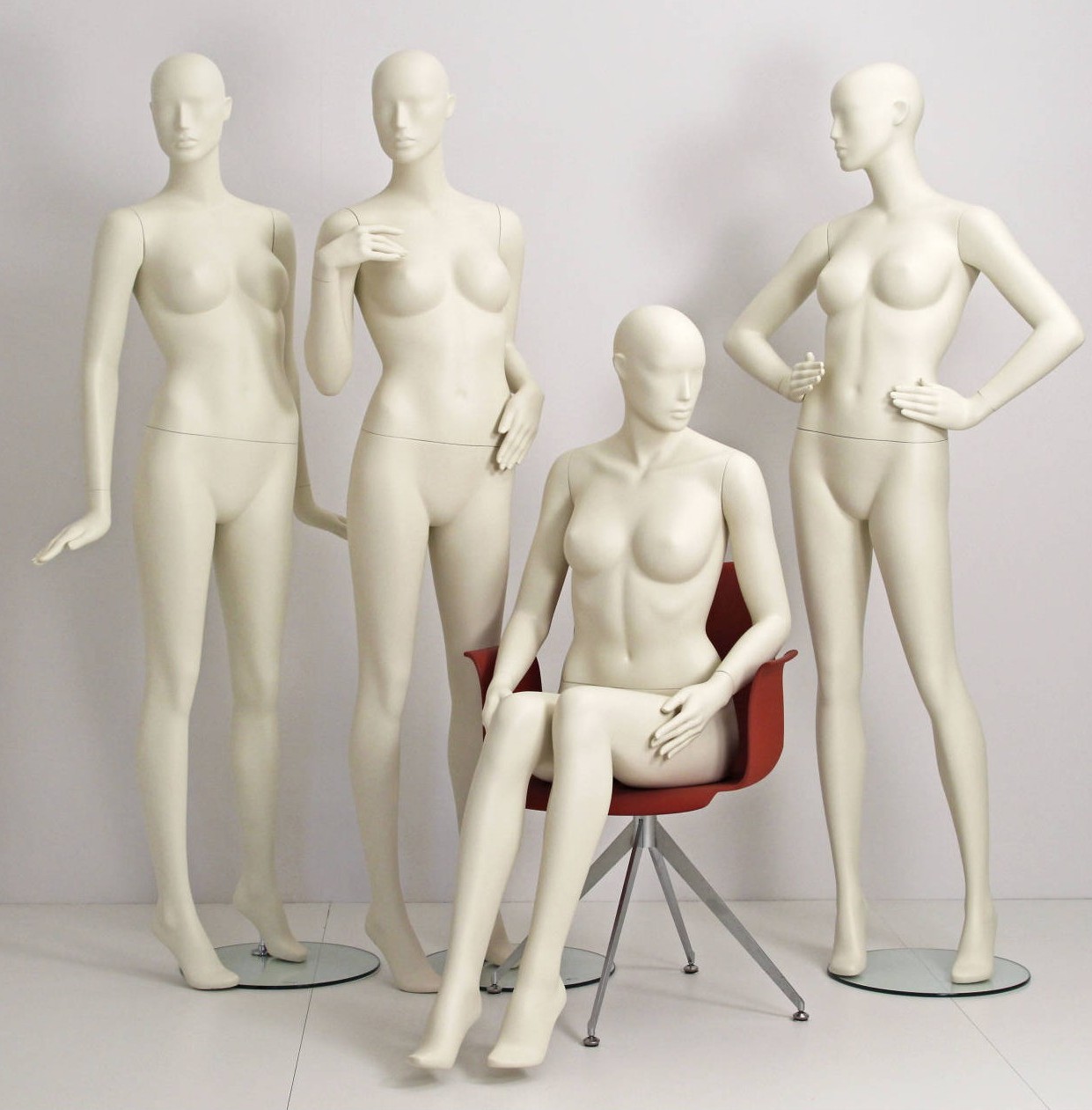 Design mannequin i 9 forskellige positioner som kan leveres i alle farver direkte fra lager.