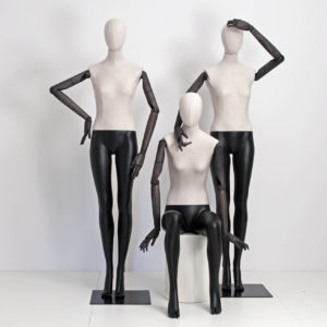 Vintage mannequin med stof og bevægelige arme og hænder.