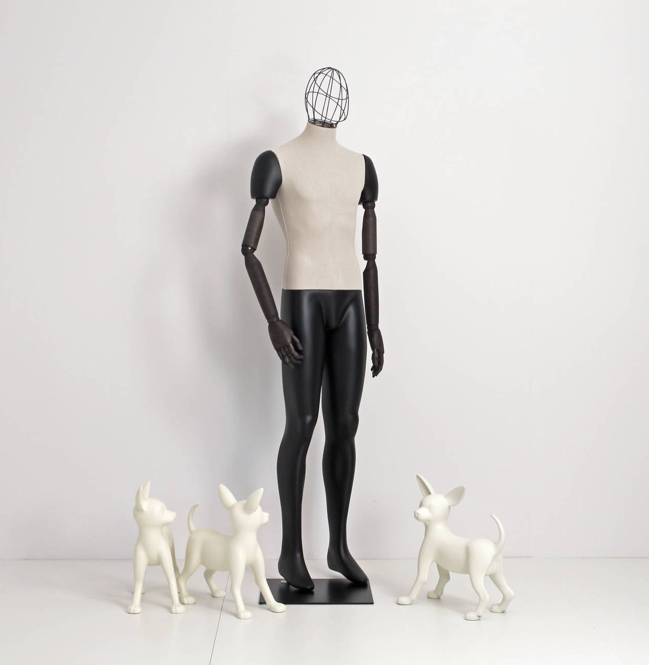 Herre vintage mannequin, hvor kroppen er betrukket med stof, armene er lavet af træ og er bevægelige; Hovedet er et metal / trådhoved.