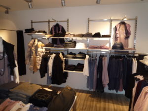 Flot og eksklusivt butiksinventar hvor metaldelene i børstet rustfrit stål