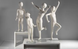 Billige børne giner. Legende børne mannequiner. børne giner der giver liv i vinduet