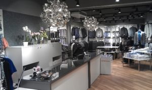 Butiksinventar, stort diskområde og mannequiner fra European Mannequins & Shop