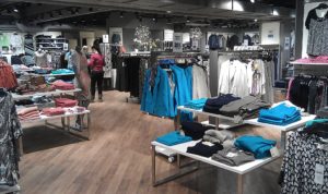 Butiksindretning, butiksinventar med salgsborde og mannequiner fra European Mannequins & Shop