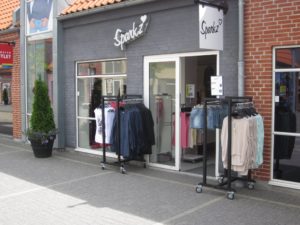Gadestativ til modebutikker, stort udvalg af gadestativer og badebord, mannequinvogne. Butiksinventar