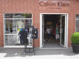 Gadestativ med underwear, stort udvalg af gadestativ og gadebord, gadekassette og vogne til mannequiner. Butiksinventar