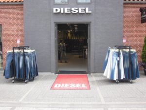 Gadestativer med Jeans, stort udvalg af gadestativ, gadebord, mannequinvogn og gadekassette. Butiksinventar