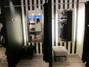 prøverom med tapet og sorte vegger. Butikkinventar og butiksinnretning
