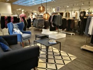 Dame butik med nyt design udtryk. Butiksinventar