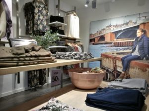Moderne dame butik med nyt design udtryk. Butiksinventar og vægsystem. Butiksindretning