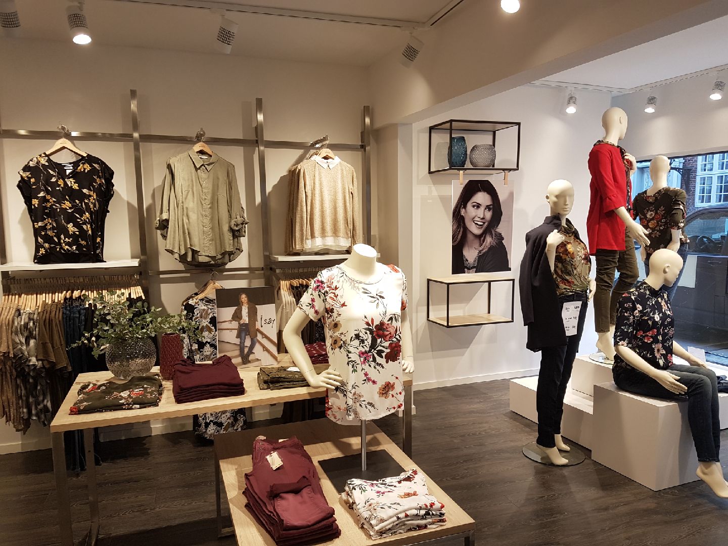 Modebutik med nyt design udtryk som skandinavisk i udtrykket. Butiksindretning
