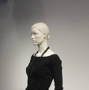 Stilistisk dame mannequin Amy. Flot knold i nakken. Mannequin dukken er meget køn og blid i udtrykket. Modellen fås i 6 forskellige positioner. mannequinen kan fås i mange forskellige farver.