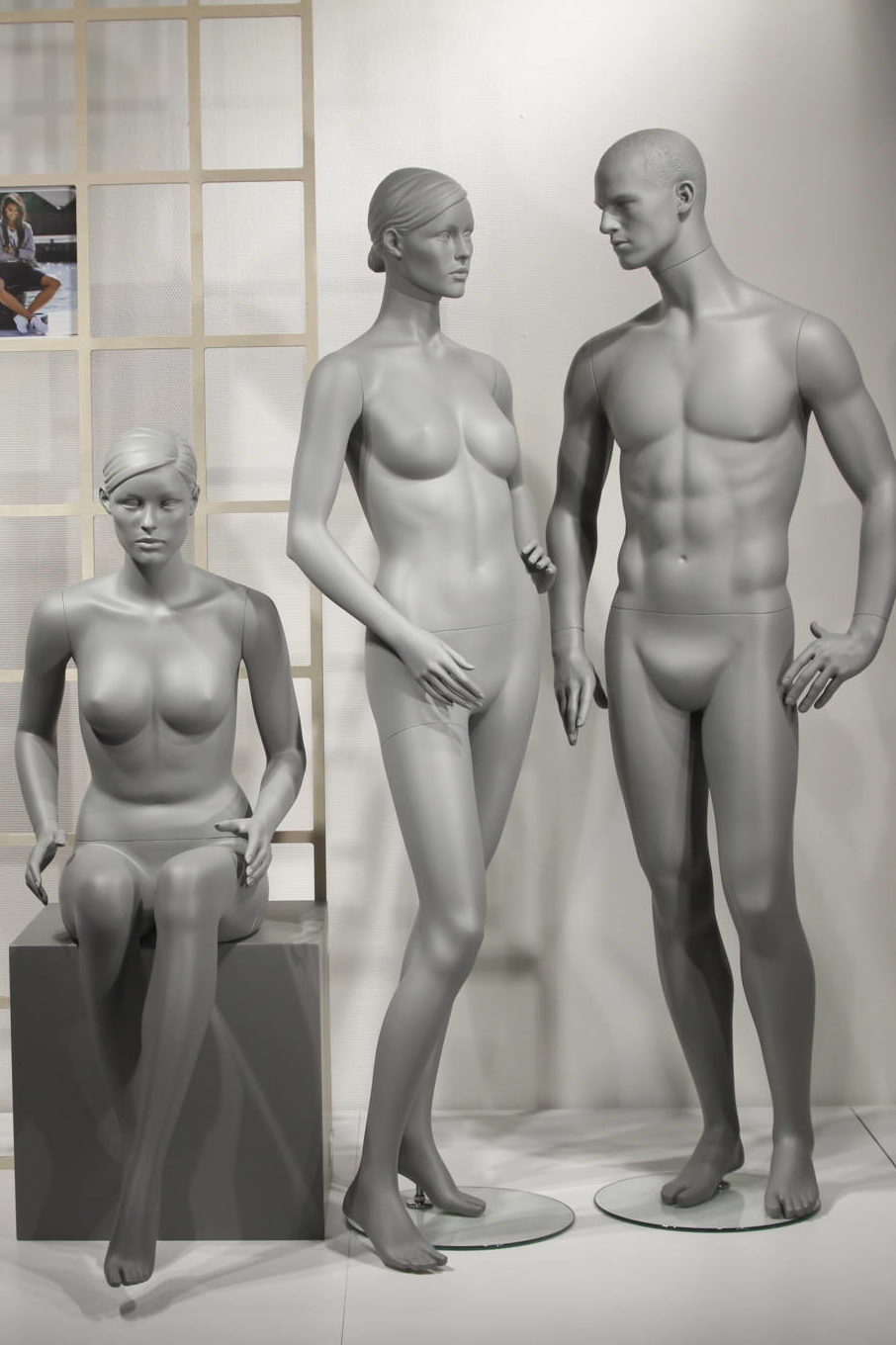 Stilistisk dame mannequin Amy. Flot knold i nakken. Mannequin dukken er meget køn og blid i udtrykket. Modellen fås i 6 forskellige positioner. mannequinen kan fås i mange forskellige farver.
