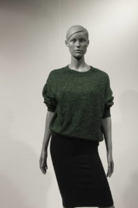 Stilistisk dame mannequin Amy. Flot knold i nakken. Mannequin dukken er meget køn og blid i udtrykket. Modellen fås i 6 forskellige positioner. mannequinen kan fås i mange forskellige farver.